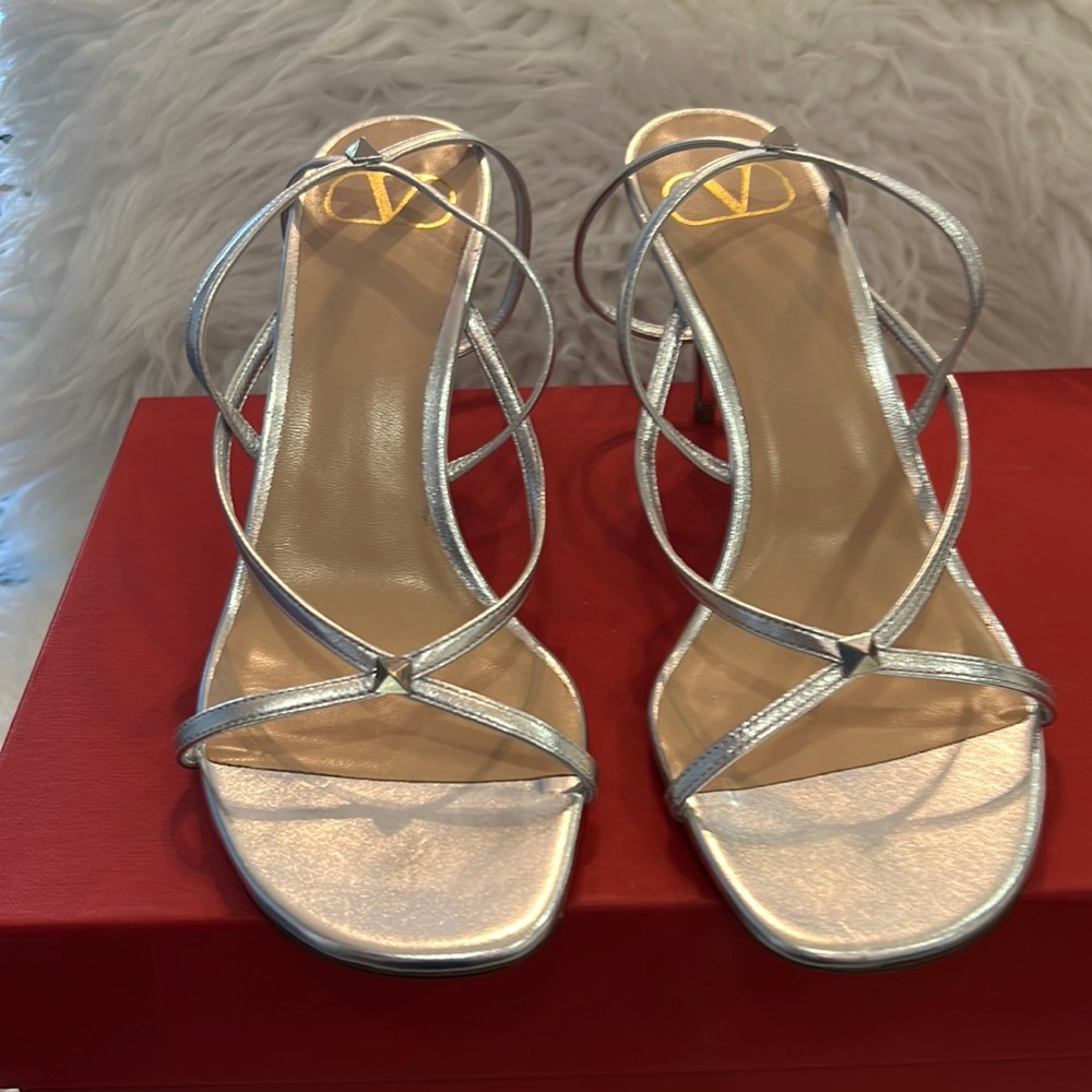 NWB Valentino, Garavani single rock stud silver pumps
